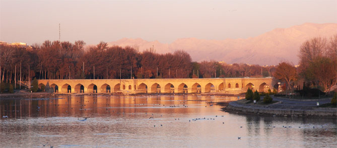 پل چوبی از جاهای دیدنی اصفهان جاهای دیدنی اصفهان (100 جاذبه گردشگری اصفهان)